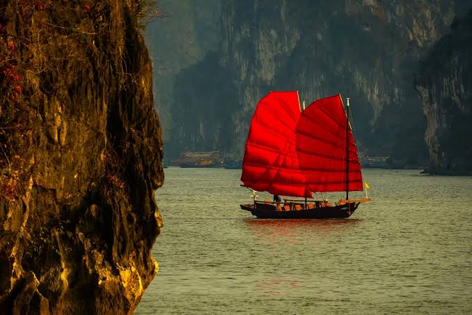 Ha Long Bay Red Sailboat Tour (2)