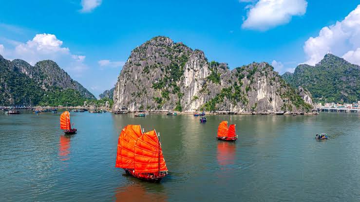 Ha Long Bay Red Sailboat Tour (3)